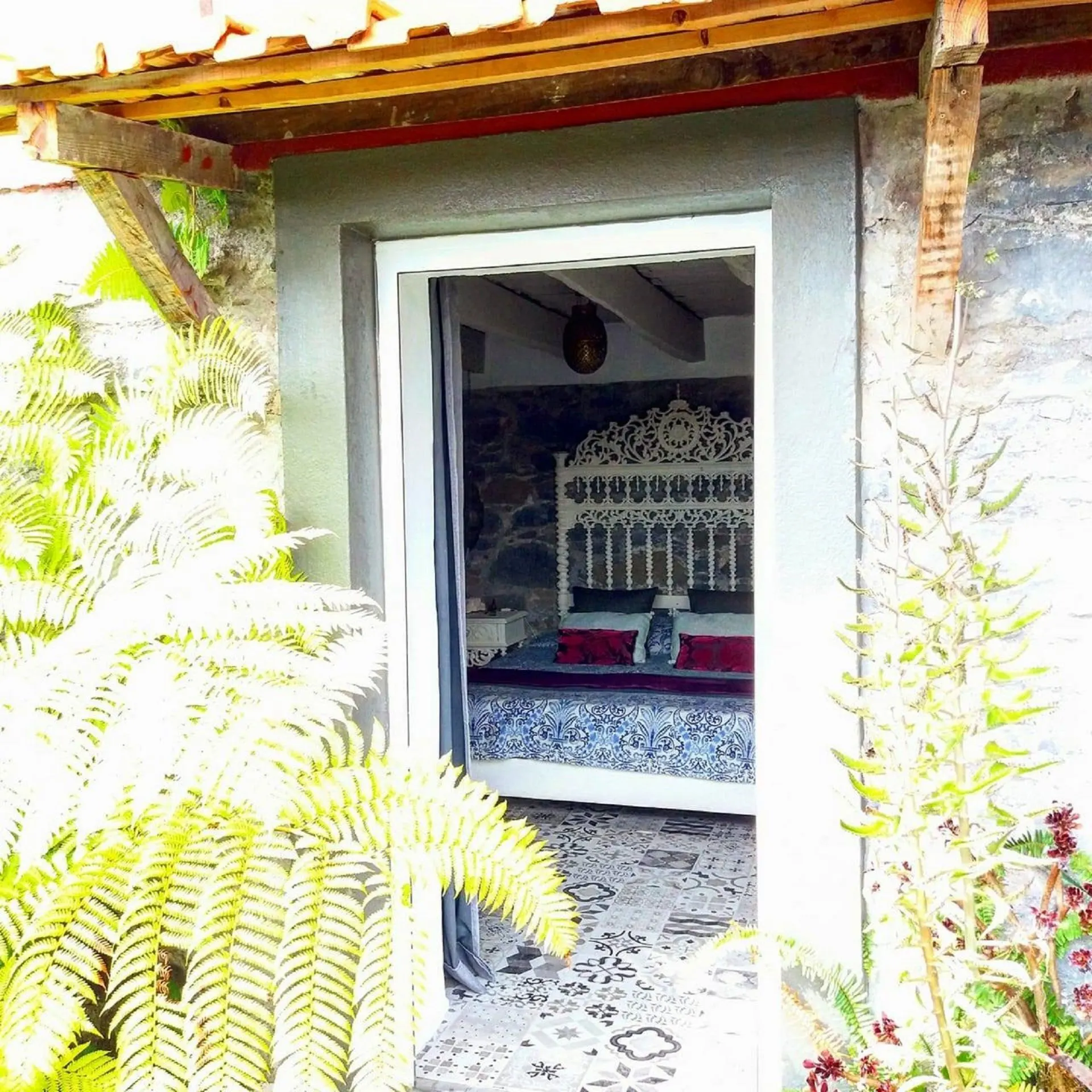 La chambre, ouverte sur le patio exotique