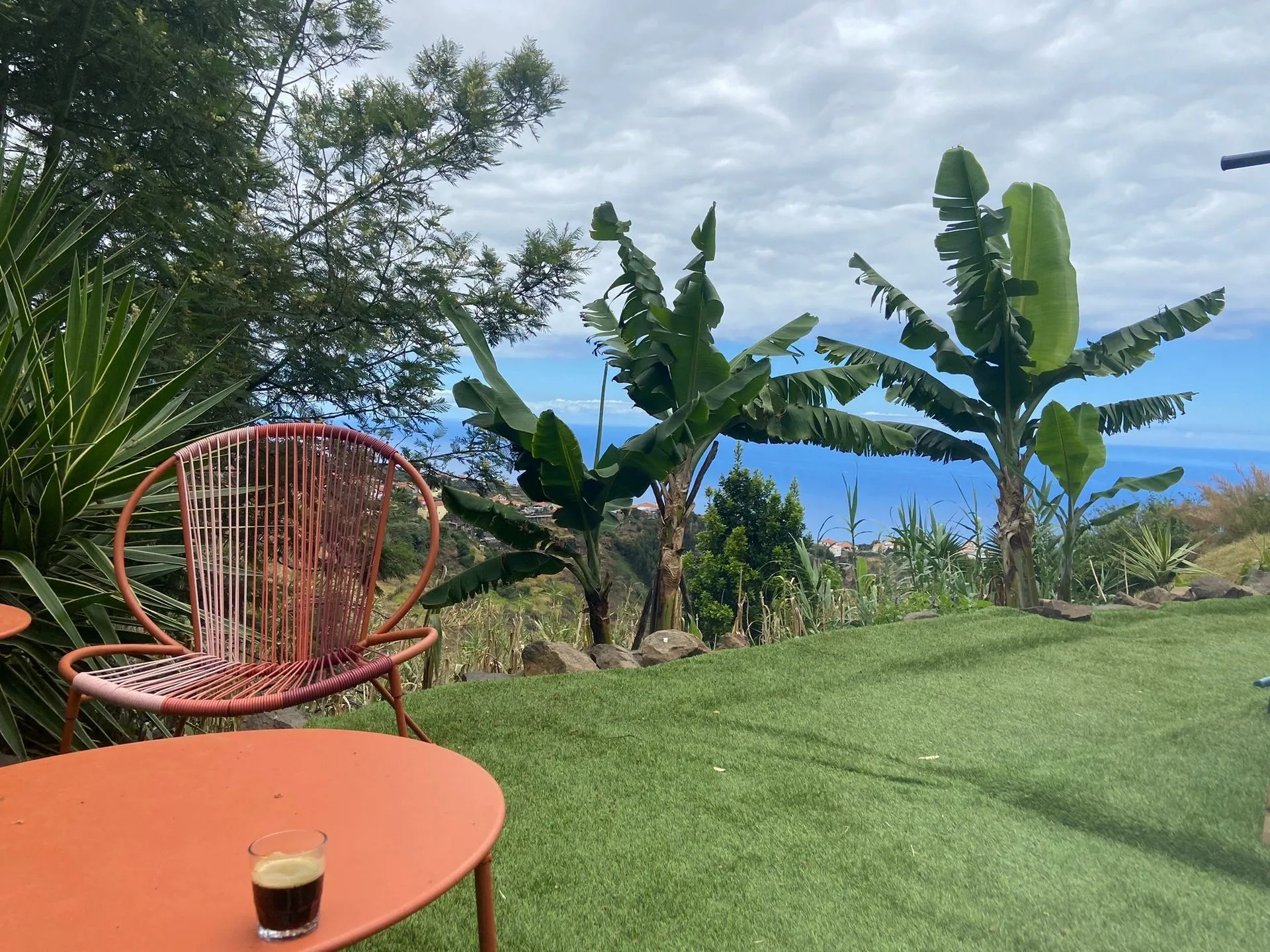 Der Ruhebereich im Garten mit Meerblick